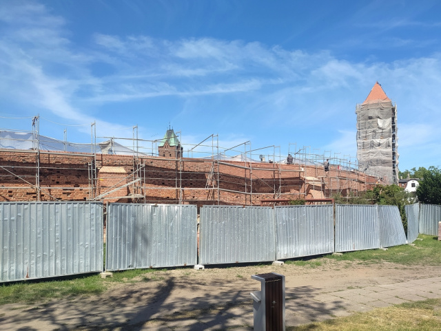 Rusztowania wokół średniowiecznych murów w Byczynie. Renowacja idzie pełną parą