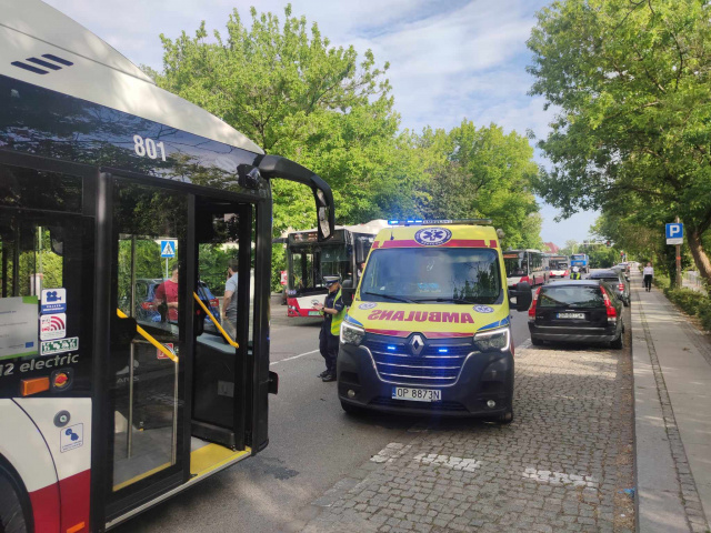 Opole: duże utrudnienia na Piastowskiej. Zderzenie autobusu z osobówką