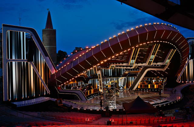 Opolski amfiteatr rozświetla tysiące lamp. Trwa programowanie oświetlenia pod festiwal [ZDJĘCIA]