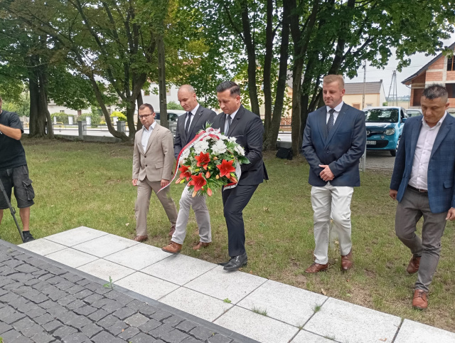 Dzień Walki i Męczeństwa Wsi Polskiej. Działacze PSL złożyli kwiaty przed pomnikiem w Folwarku