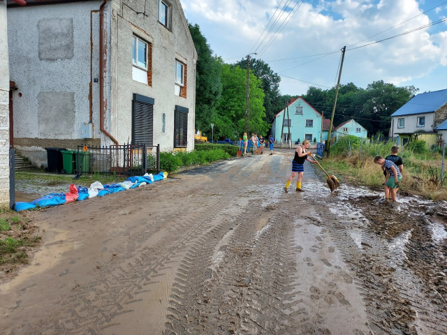 Nawałnica zerwała dachy i zalała posesje we wsi Nowy Browiniec