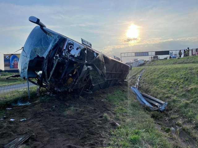 Zderzenie autokaru z busem na autostradzie A4. 8 osób zostało rannych