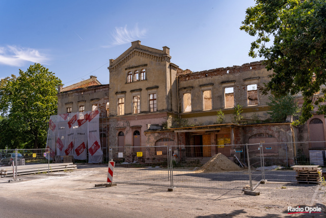 Na starym dworcu w Głubczycach praca wre. Teraz czas na elewację [ZDJĘCIA]