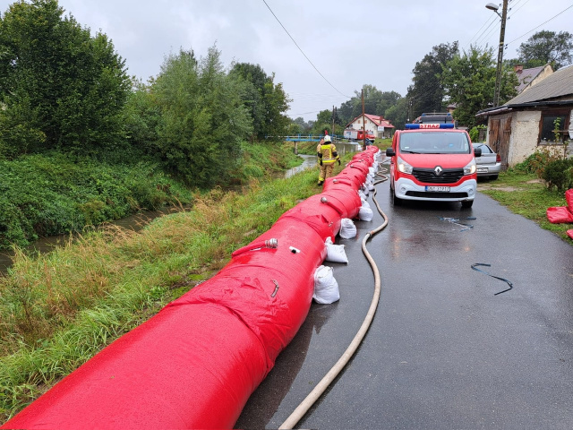 Przygotowania trwają. Mieszkańcy powiatu nyskiego zabezpieczają swoje domy