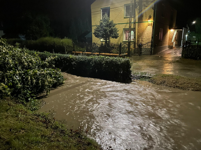 To będzie nieprzespana noc. Mieszkańcy powiatu nyskiego pilnują domów [ZDJĘCIA]