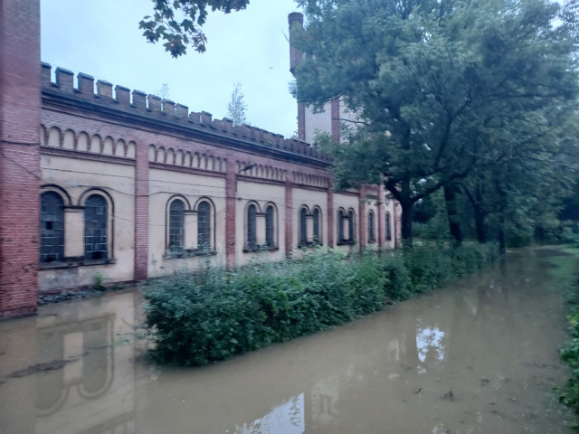 Prudnik częściowo zalany. Wstrzymano ruch na mostach. Są problemy z prądem oraz wodą w kranach