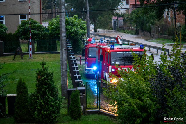 Zalewane posesje, podtopienia, nieprzejezdne drogi. Wieczorny raport służb