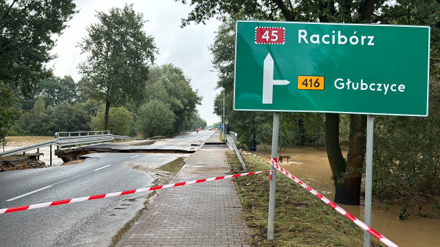 Wyrwa w moście koło Krapkowic. DK 45 w kierunku Raciborza zablokowana