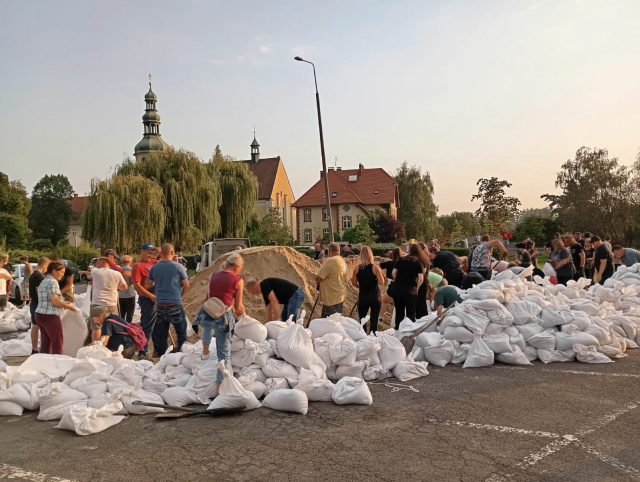 Mieszkańcy dzielnicy Czarnowąsy umacniają wał. Wszystkie ręce na pokład