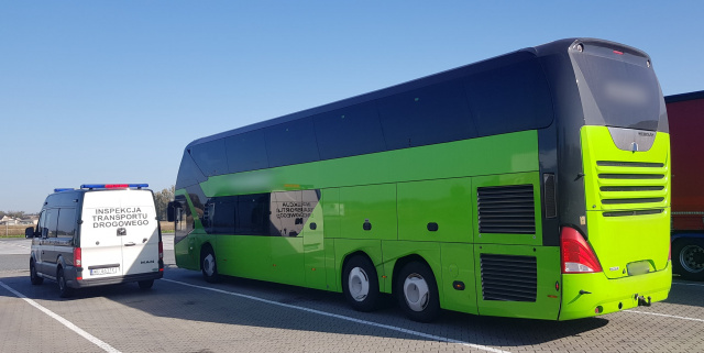 Jeden autokar, dwóch kierowców, trzy karty rejestrujące czas pracy. Kontrola WITD