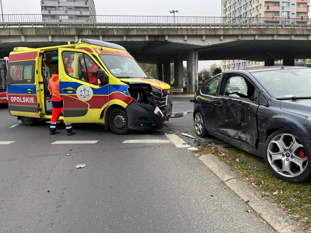 Opole: karetka pogotowia zderzyła się z autem osobowym