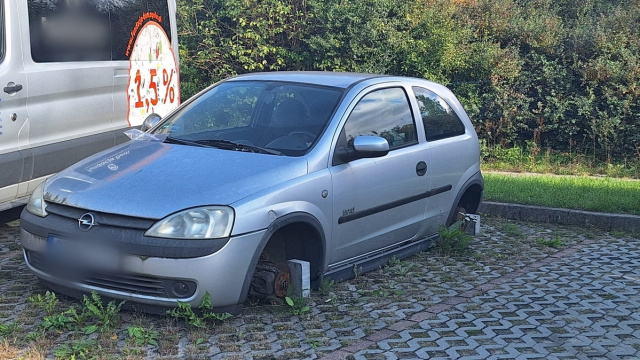 Opolscy policjanci zatrzymali złodzieja recydywistę. Kradł m.in. aluminiowe felgi