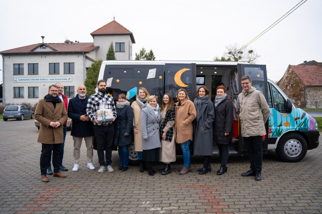 Bibliobus zaparkował w Łubnianach. Teraz do książek ma dostęp każdy mieszkaniec gminy