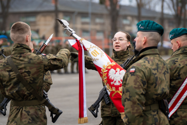 Armia zyskała stu nowych żołnierzy. Przysięga wojskowa u opolskich logistyków [ZDJĘCIA]