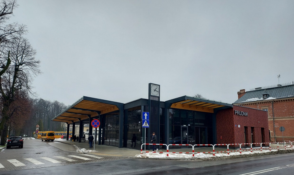 Dworzec autobusowy w Prudniku obsługuje m.in. połączenia autobusowe Powiatowo-Gminnego Związku Transportu „Pogranicze” [fot. Jan Poniatyszyn]