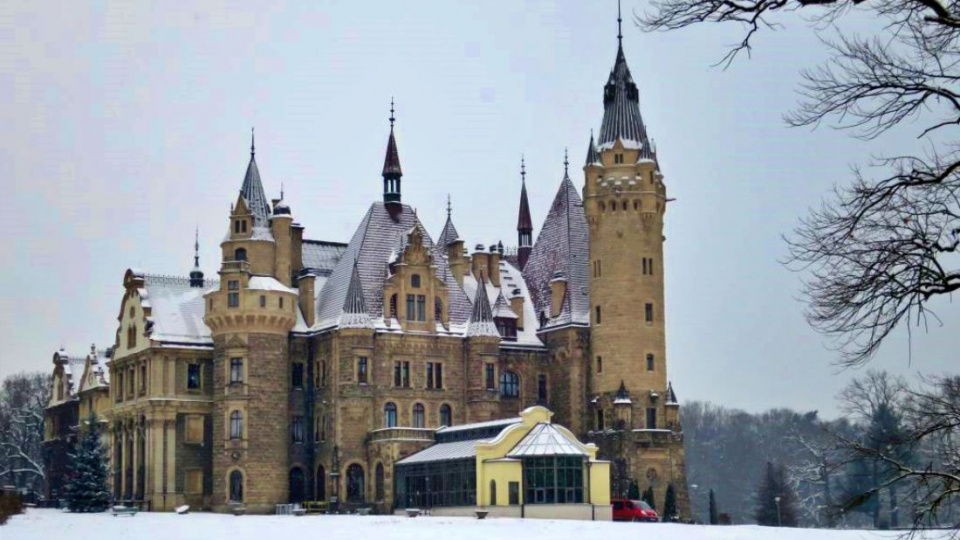 Pałac w Mosznej zimą [fot. Bogusław Kalisz]