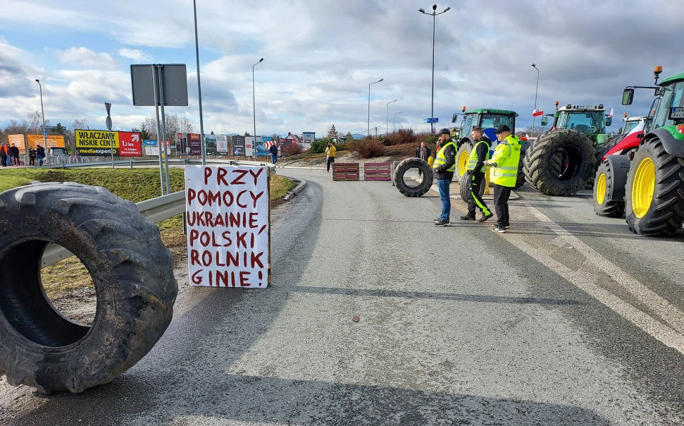 Protest rolników z powiatu prudnickiego. Blokada ronda na wjeździe do Prudnika [fot. Jan Poniatyszyn]