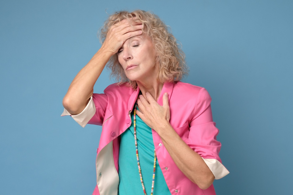 zdjęcie poglądowe, menopauza, ból głowy [fot. elements.envato.com]