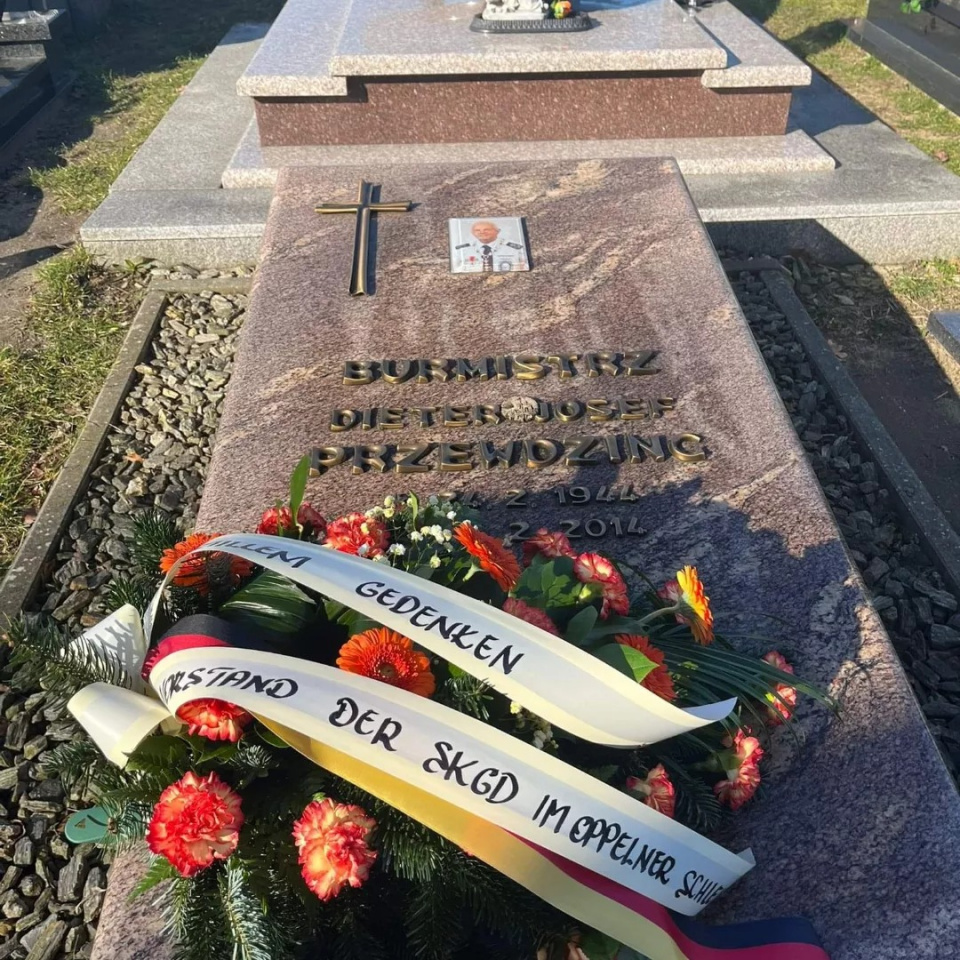 Mniejszość Niemiecka składa kwiaty na grobie Dietera Przewdzinga []fot. TSKN]