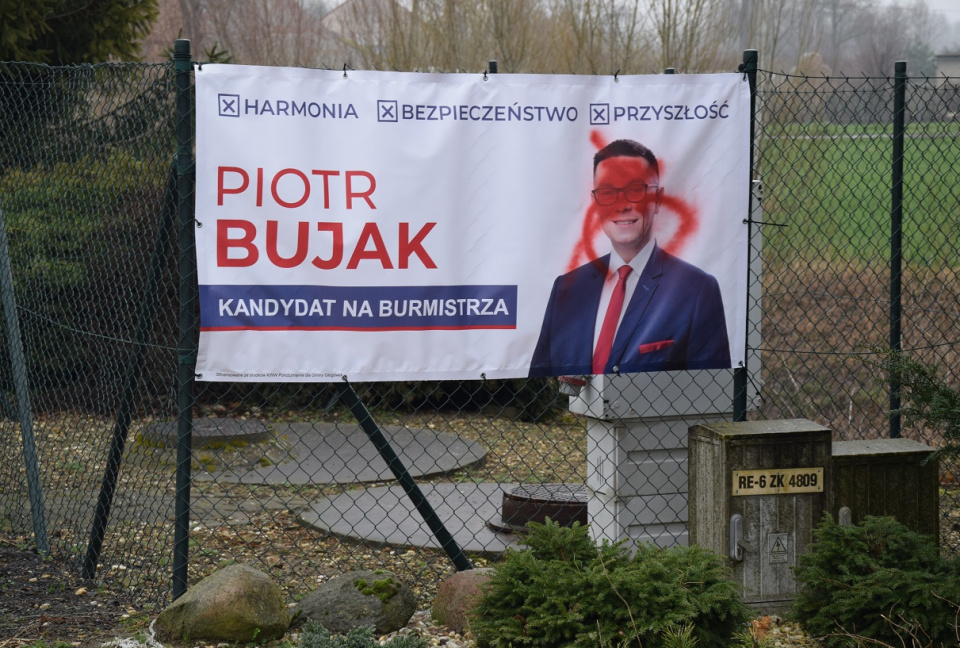 Jeden ze niszczonych banerów wyborczych Piotra Bujaka [fot. KWW Porozumienie dla Gminy Głogówek]