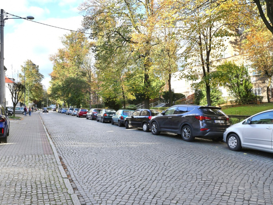 Ulica Pieloka w Oleśnie przed rozpoczęciem remontu [fot. archiwum gminy]