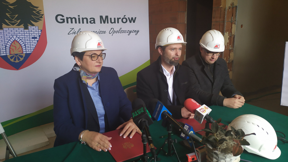Podpisanie umowy na kolejną transzę dofinansowania budowy CUP w Murowie [fot. Anna Kurc]