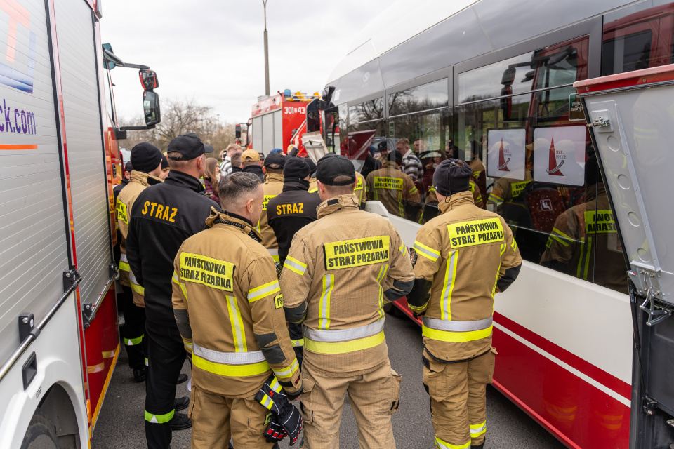 Strażacy poznawali specyfikę działania baterii w autobusach elektrycznych [fot. Adam Dubiński]