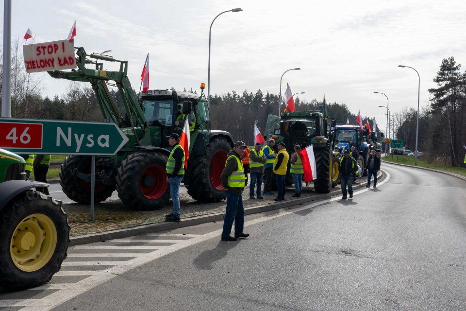 Protest rolników na rondzie przy węźle autostradowym Opole Zachód [fot. Jarosław Madzia]