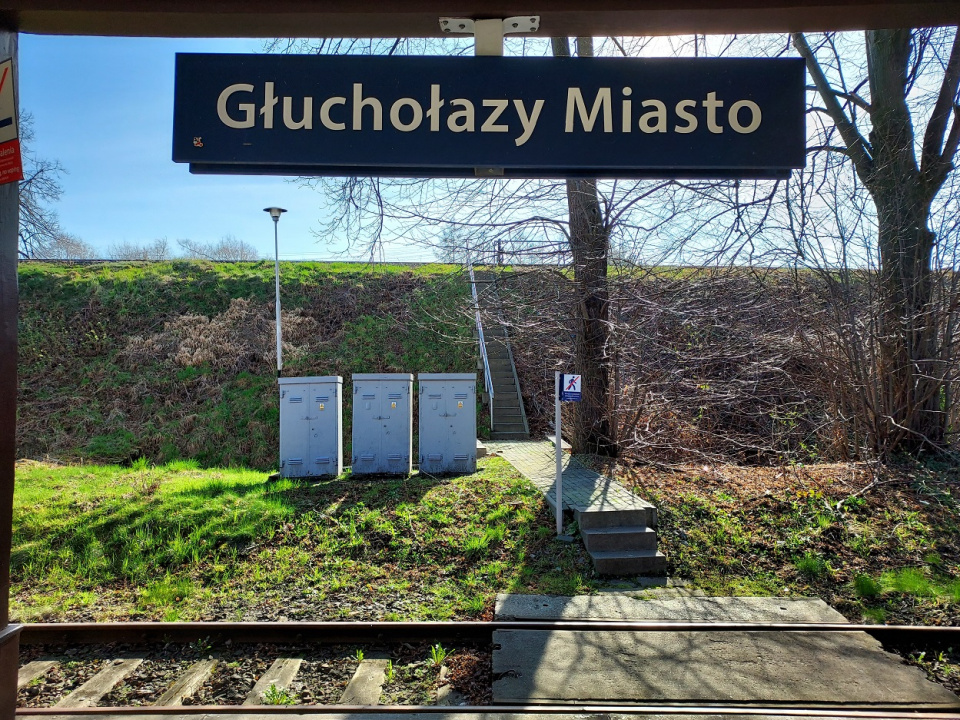 Wyremontowana przez gminę stacja kolejowa w Głuchołazach. U góry jest tzw. tor czeski [fot. Jan Poniatyszyn]