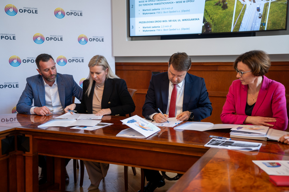 Podpisanie umów między prezydentem Opola a wykonawcami [fot. Adam Dubiński]