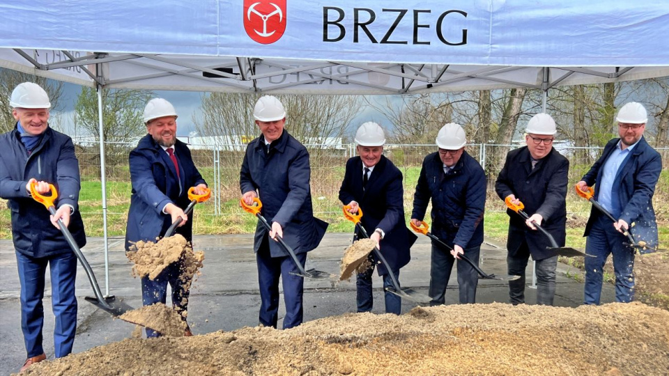 Wbicie pierwszej łopaty pod budowę nowego bloku ciepłowni w Brzegu [fot. Daniel Klimczak]