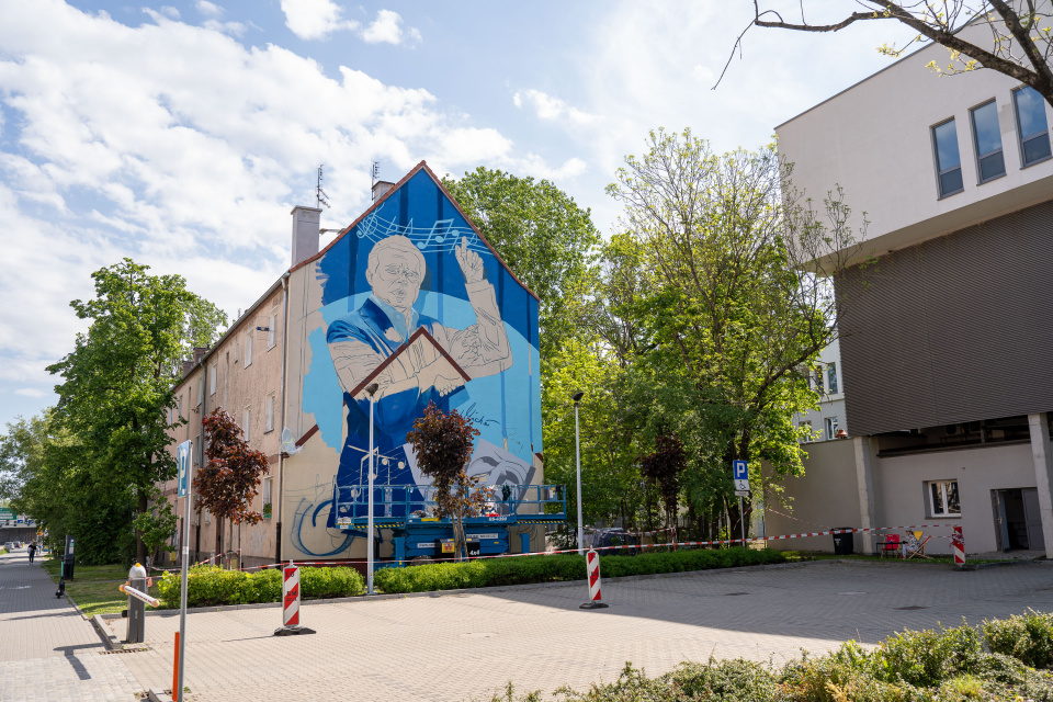 Nowy mural powstaje przy Wydziale Lekarskim UO na ul. Oleskiej [fot. Adam Dubiński]