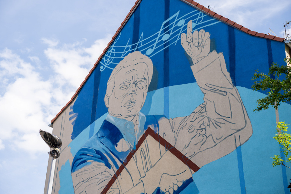 Nowy mural powstaje przy Wydziale Lekarskim UO na ul. Oleskiej [fot. Adam Dubiński]