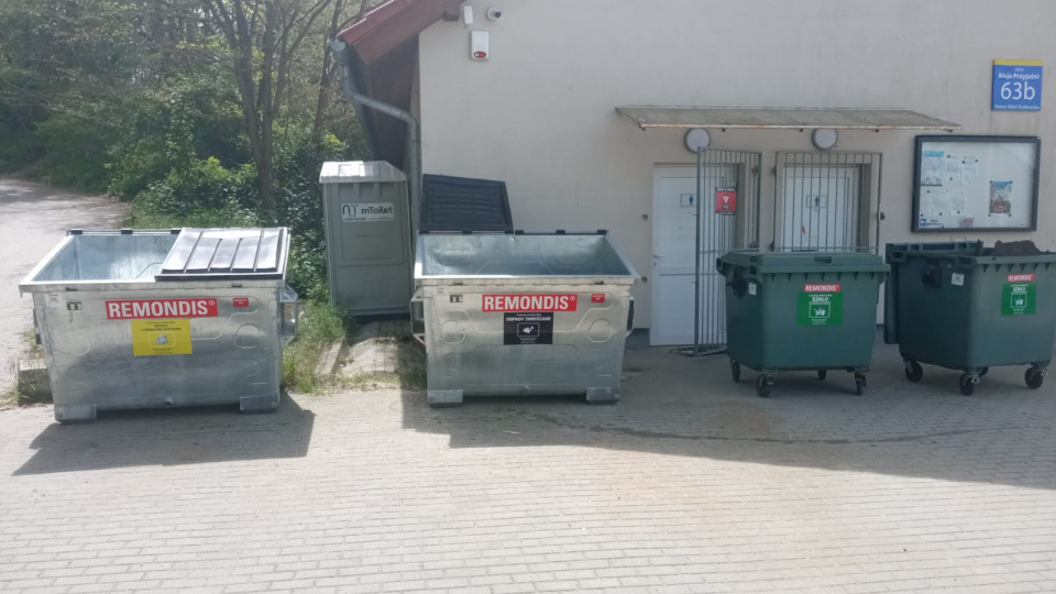 Pojemniki na śmieci przy kąpielisku Bolko [fot. Adam Wołek]
