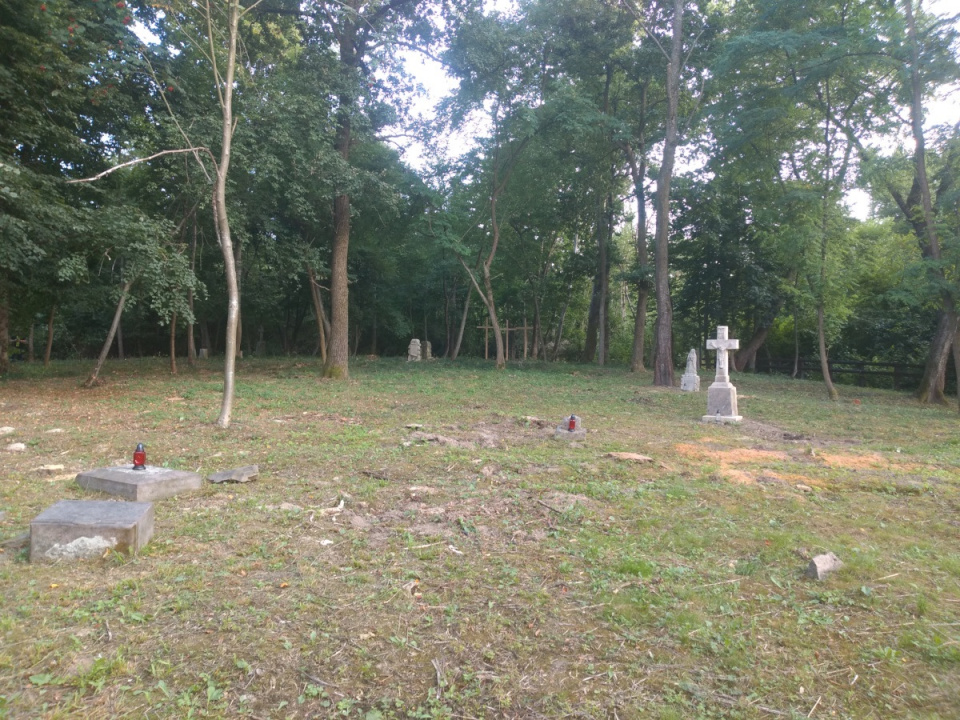 Cmentarz w Puźnikach [puzniki.pl]