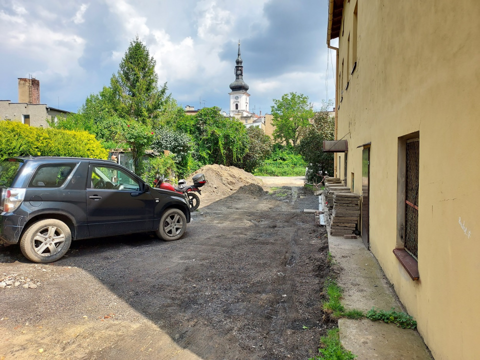 Rozkopane podwórko przy kamienicy na ul. Klasztornej w Prudniku [fot. Jan Poniatyszyn]