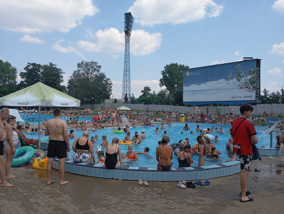 Tłumy na basenie Błękitna Fala w Opolu [fot. Adam Wołek]
