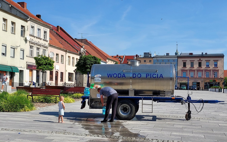 Beczkowóz z wodą pitną rynku w Białej [fot. Jan Poniatyszyn]