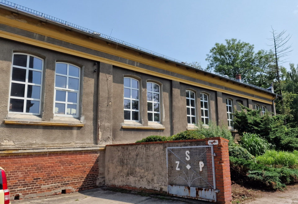Zabytkowy budynek sali gimnastycznej Zespołu Szkół numer 1 w Kluczborku [fot. www.facebook.com/Powiat Kluczborski]