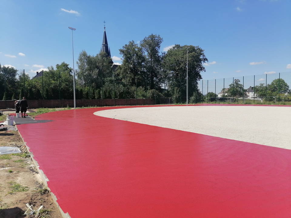 Kończy się budowa boiska sportowego przy PSP w Chrząstowicach [fot. gmina Chrząstowice]