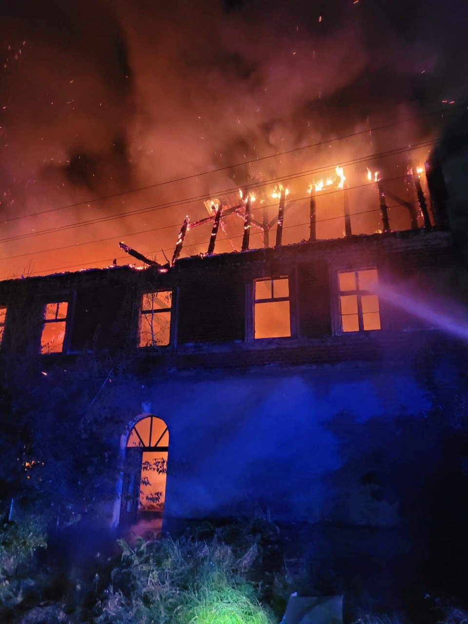 Pożar pustostanu w Polskiej Cerekwi [fot. KPP PSP Kędzierzyn-Koźle]