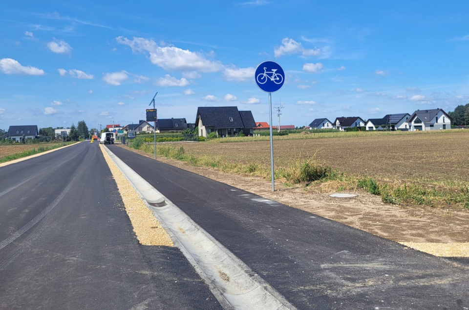 Nowa ścieżka rowerowa i skrzyżowanie w Rozmierzy [fot. Katarzyna Doros-Stachoń]