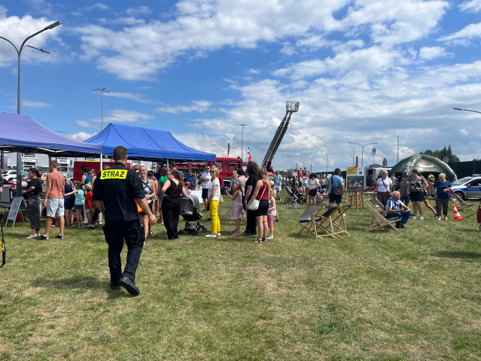 Trwa piknik rodzinny przy centrum handlowy Turawa Park [fot. Monika Matuszkiewicz]