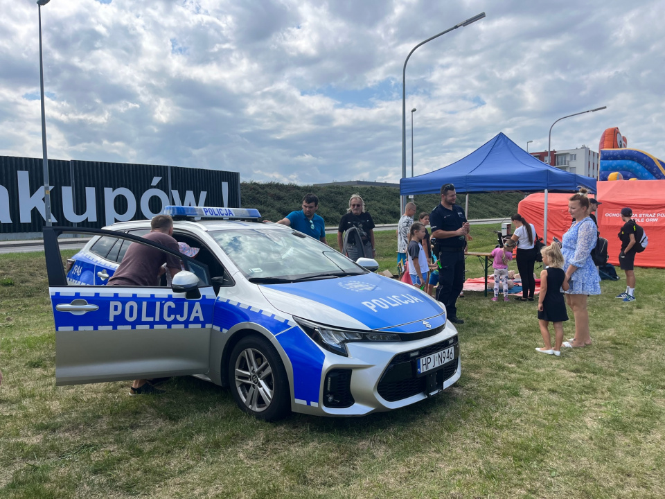 Trwa piknik rodzinny przy centrum handlowy Turawa Park [fot. Monika Matuszkiewicz]