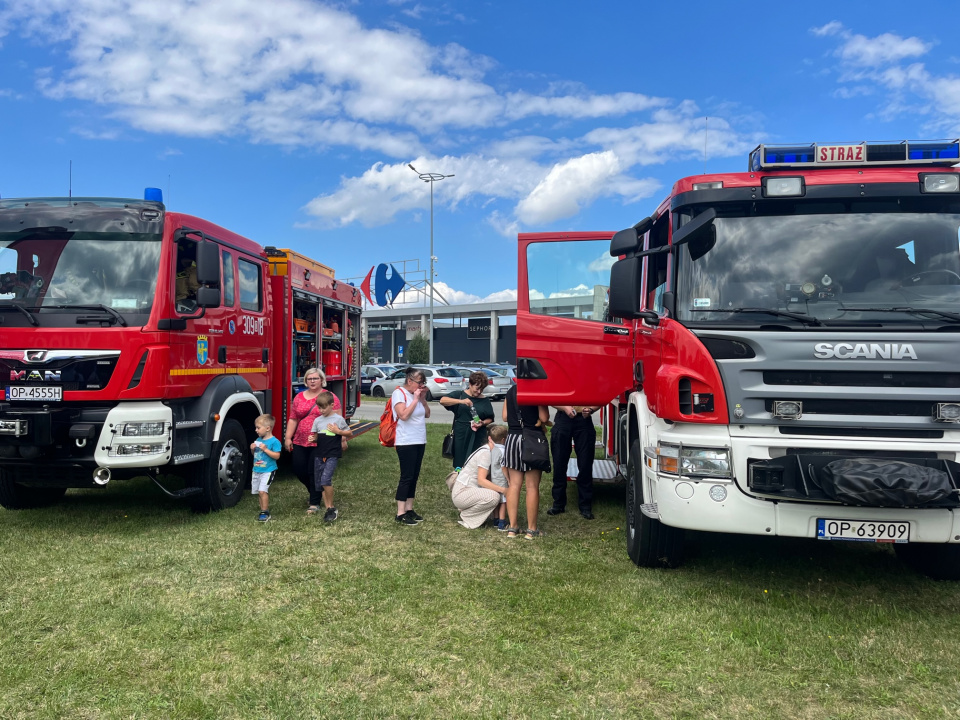 Trwa piknik rodzinny przy centrum handlowy Turawa Park [fot. Monika Matuszkiewicz]