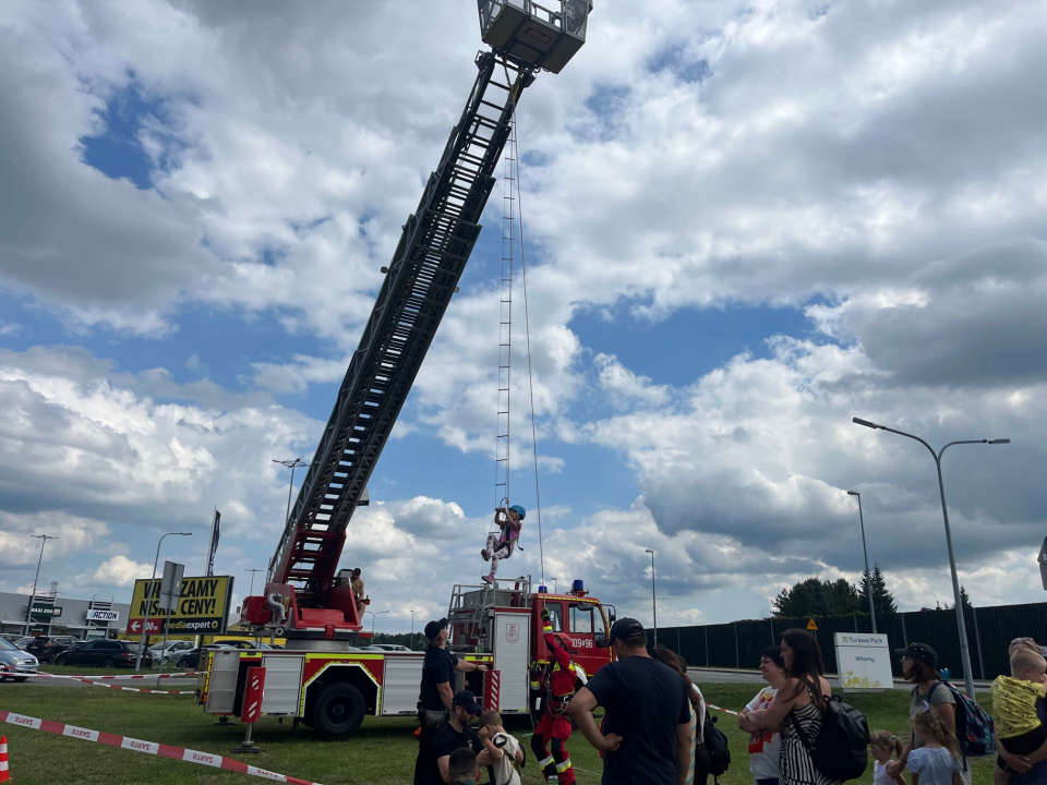 Trwa piknik rodzinny przy centrum handlowy Turawa Park [fot. Monika Matuszkiewicz]