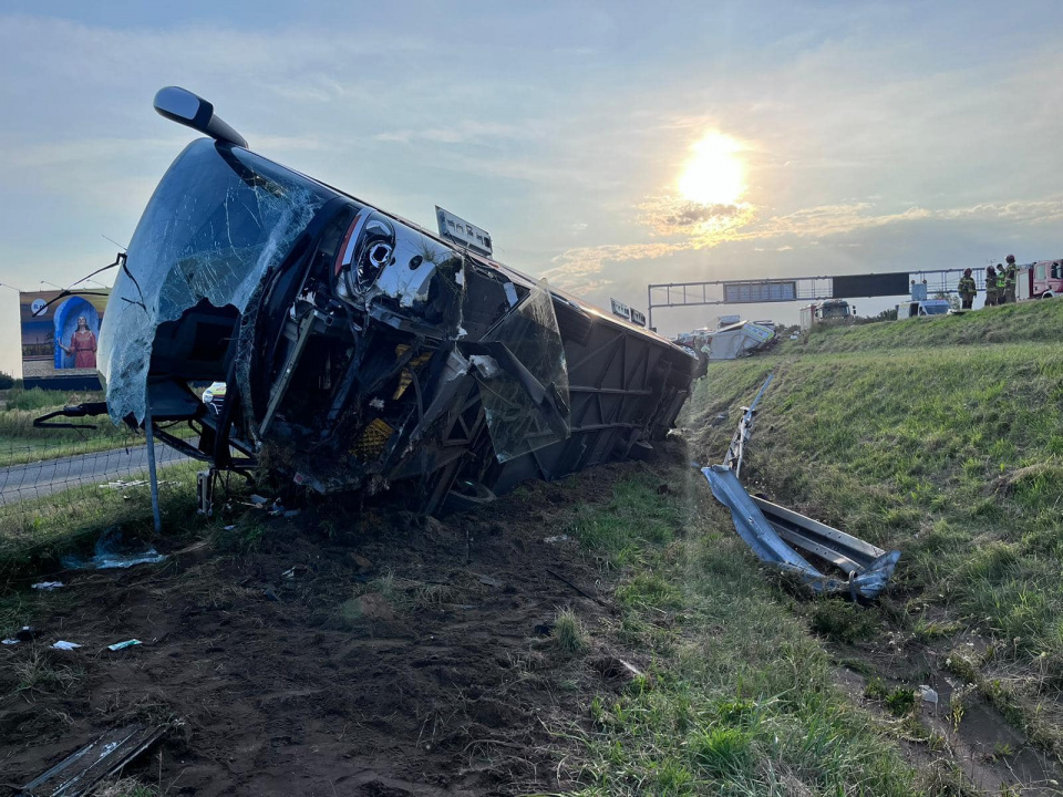 Wypadek autokaru na A4 fot. OSP Wysoka