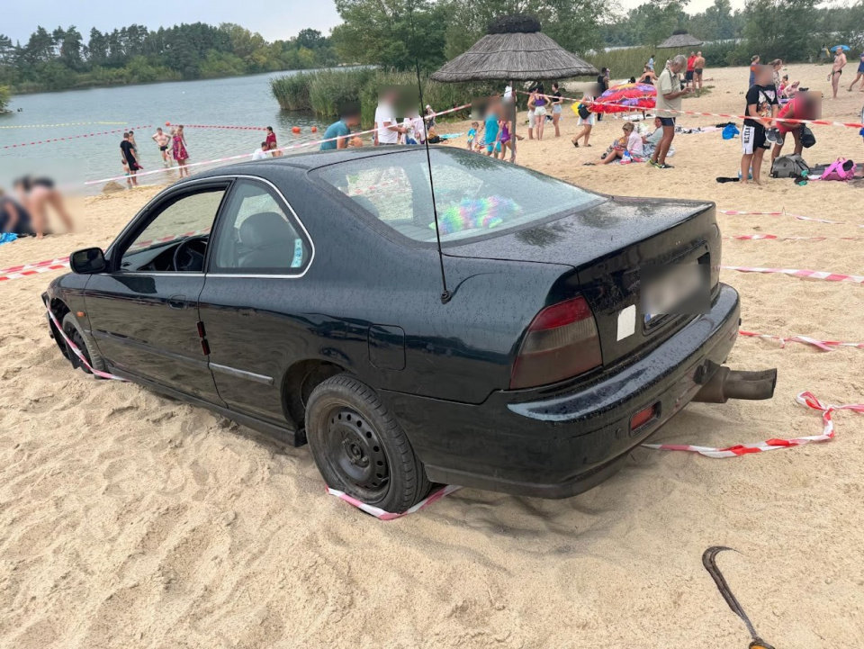 "Zaparkował" na plaży [fot. Mario]