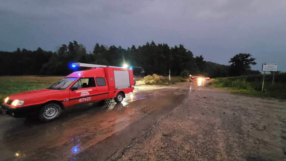 Błoto z pól na drodze Dzielów - Raków- Tłustomost [fot. fb gmina Baborów]