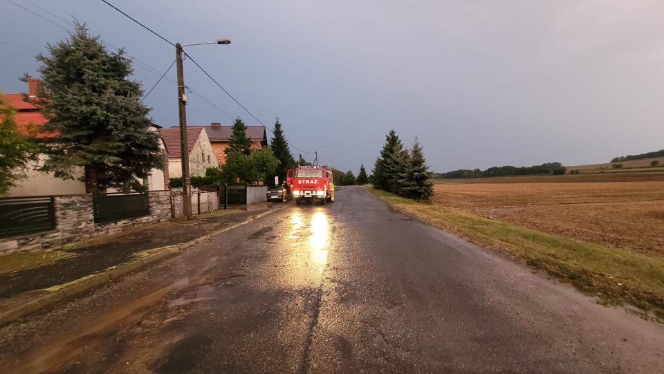 Błoto z pól na drodze Dzielów - Raków- Tłustomost [fot. fb gmina Baborów]